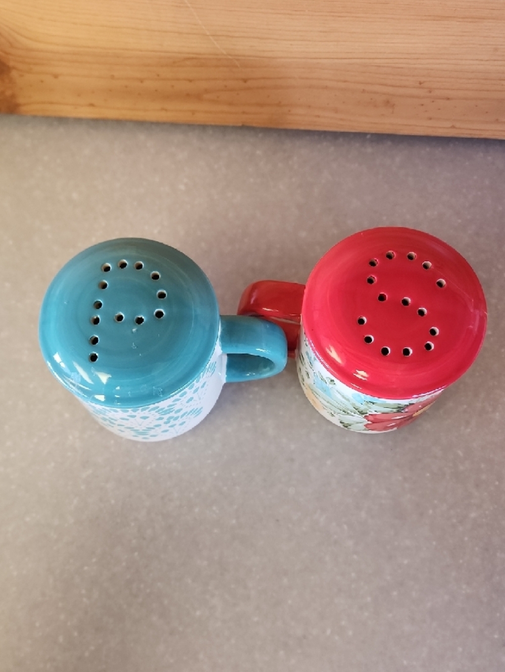 The Pioneer Woman, Ceramic Red Floral and Teal Pattern Salt & Pepper Shakers. - Picture 4 of 13